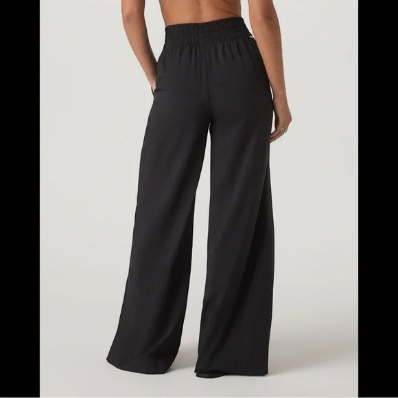Vuori Villa Wideleg Pant in Black Flowy Wrinkle Resistant Athleisure Lounge - Picture 3 of 14